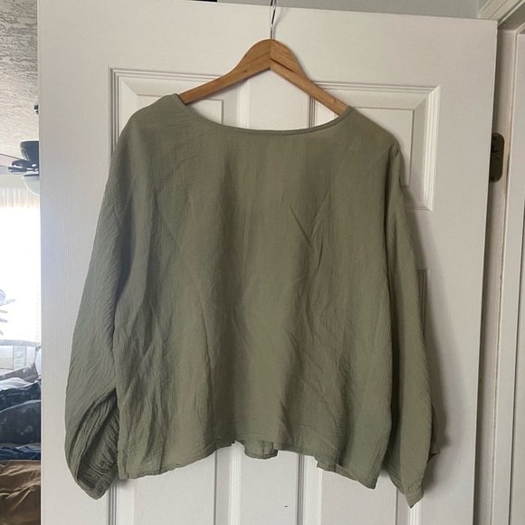 Esby Mia top size large in sage green - Picture 3 of 3